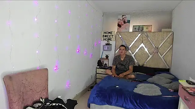 Snapshot of parejacaliente20154 chatting on 02-17-26, 12:01 parejacaliente20154 online show from 02-17-26, 12:01