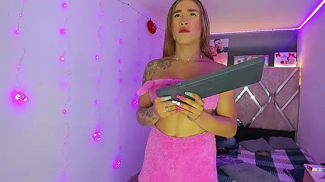 Snapshot of parejacaliente20154 chatting on 02-27-26, 01:05 parejacaliente20154 online show from 02-27-26, 01:05