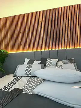 EmiilyAdams  online show from 12-18-24, 08:25