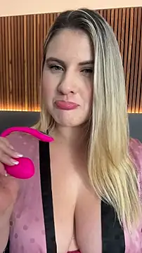 Snapshot of EmiilyAdams_ chatting on 02-20-26, 10:32 EmiilyAdams online show from 02-20-26, 10:32