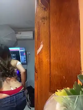 Snapshot of Emma-Conti chatting on 01-29-25, 01:07 Emma-Conti online show from 01-29-25, 01:07