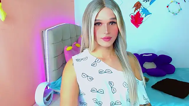 Snapshot of TaylorMon chatting on 10-14-25, 01:50 TaylorMon online show from 10-14-25, 01:50