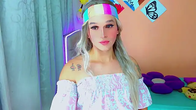 Snapshot of TaylorMon chatting on 10-29-25, 12:46 TaylorMon online show from 10-29-25, 12:46