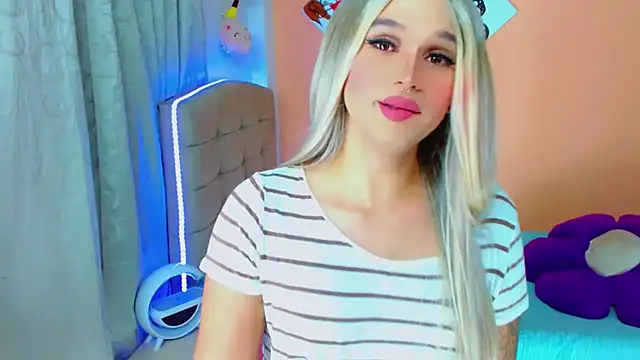 Snapshot of TaylorMon chatting on 11-12-25, 01:17 TaylorMon online show from 11-12-25, 01:17