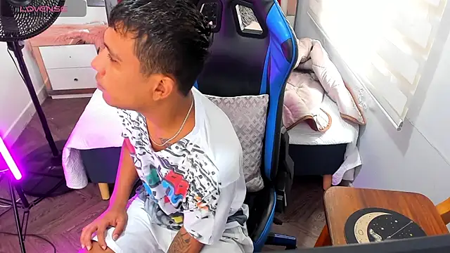 Snapshot of Backsex_boy chatting on 10-23-25, 04:50 Backsex boy online show from 10-23-25, 04:50