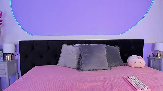 Julieta Cortes   online show from 10-17-25, 01:03