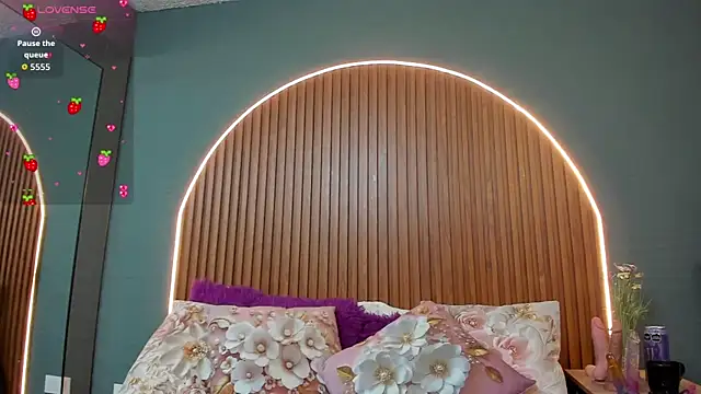 NayeCloud online show from 09-19-25, 03:41