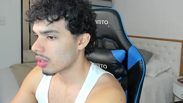 Snapshot of mateoleonee chatting on 01-21-25, 01:18 mateoleonee online show from 01-21-25, 01:18