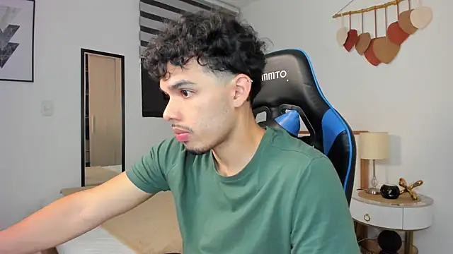 Snapshot of mateoleonee chatting on 02-25-25, 12:47 mateoleonee online show from 02-25-25, 12:47