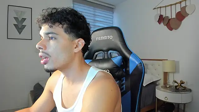 Snapshot of mateoleonee chatting on 03-05-25, 08:00 mateoleonee online show from 03-05-25, 08:00