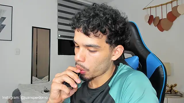 Snapshot of mateoleonee chatting on 03-21-25, 12:18 mateoleonee online show from 03-21-25, 12:18