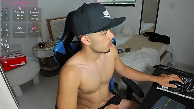 Snapshot of mateoleonee chatting on 10-11-25, 08:18 mateoleonee online show from 10-11-25, 08:18