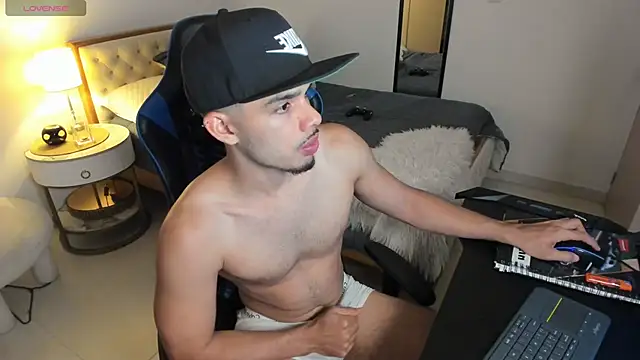 Snapshot of mateoleonee chatting on 10-18-25, 12:35 mateoleonee online show from 10-18-25, 12:35