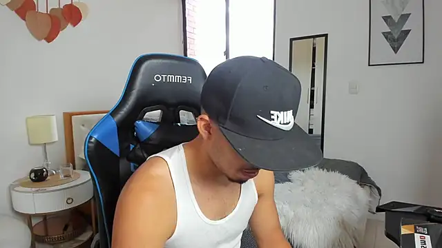 Snapshot of mateoleonee chatting on 10-18-25, 07:47 mateoleonee online show from 10-18-25, 07:47