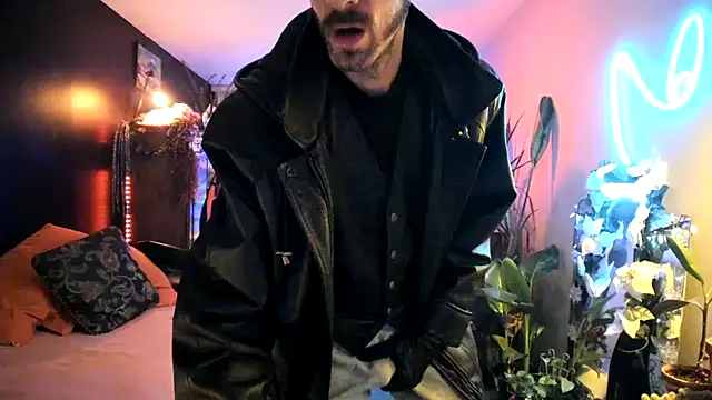 leatherz69 online show from 12-19-24, 08:56