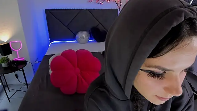 CassieEvans online show from 10-18-25, 05:32