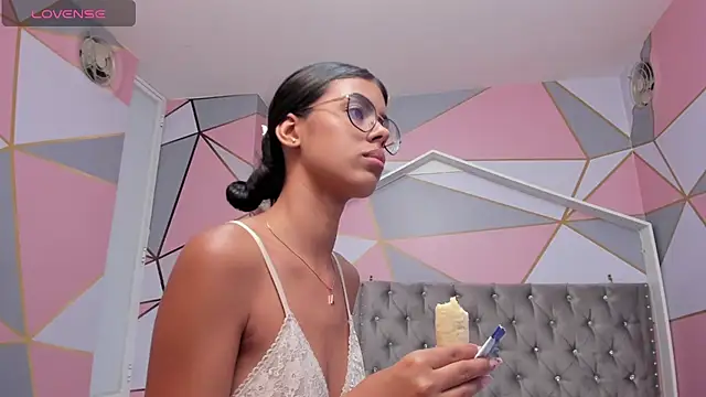 Isa little4u online show from 02-06-25, 12:33