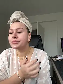 Snapshot of Fancy-Francy chatting on 01-14-25, 10:38 Fancy-Francy online show from 01-14-25, 10:38