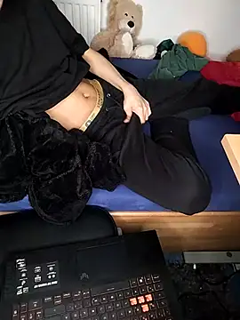 Snapshot of Dennis_2024 chatting on 11-20-25, 07:57 Dennis 2024 online show from 11-20-25, 07:57