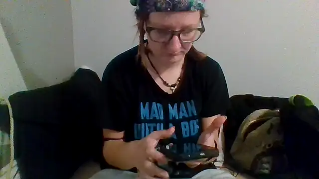 Snapshot of Eluradess chatting on 10-16-25, 02:56 Eluradess online show from 10-16-25, 02:56