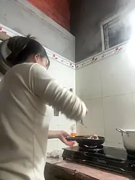 Snapshot of Hellen_111 chatting on 11-02-25, 11:01 Hellen 111 online show from 11-02-25, 11:01