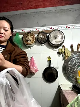 Snapshot of Hellen_111 chatting on 11-18-25, 04:17 Hellen 111 online show from 11-18-25, 04:17