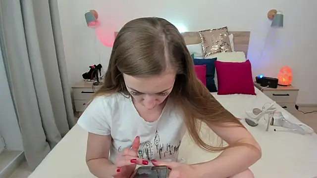 Snapshot of KateRedgar chatting on 10-26-25, 01:17 KateRedgar online show from 10-26-25, 01:17