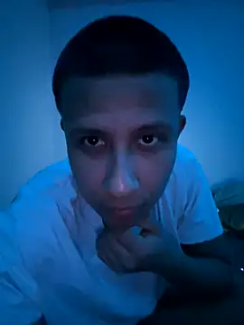 Snapshot of AdrianUquillas chatting on 11-26-25, 01:06 AdrianUquillas online show from 11-26-25, 01:06