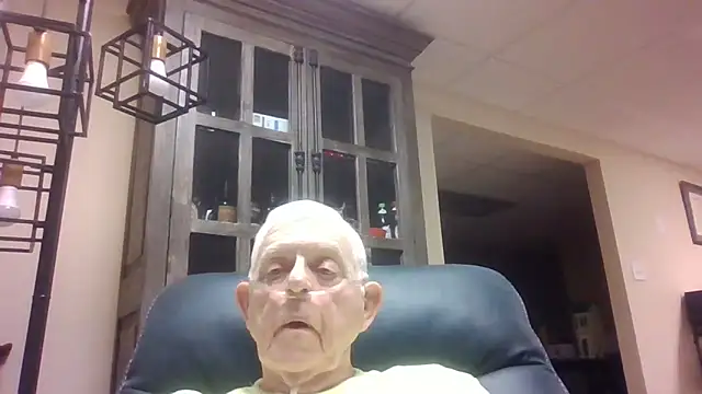 Snapshot of bootlegmanz chatting on 10-13-25, 05:24 bootlegmanz online show from 10-13-25, 05:24