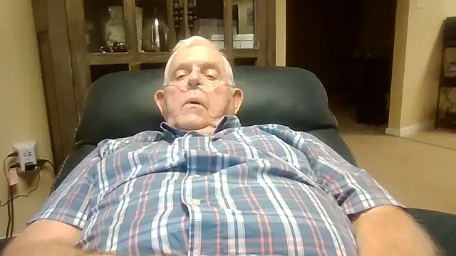 Snapshot of bootlegmanz chatting on 10-15-25, 05:02 bootlegmanz online show from 10-15-25, 05:02