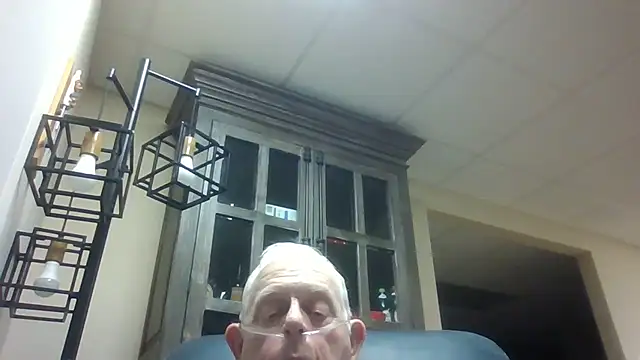 Snapshot of bootlegmanz chatting on 10-17-25, 01:25 bootlegmanz online show from 10-17-25, 01:25