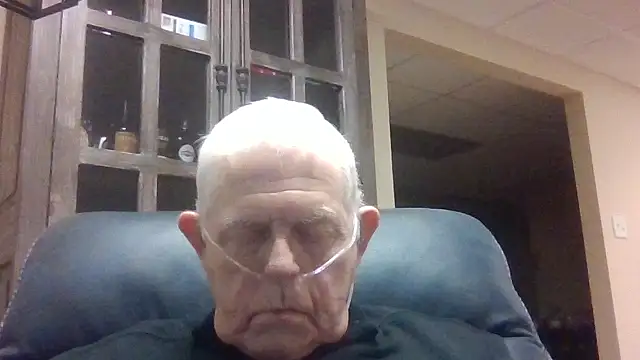 Snapshot of bootlegmanz chatting on 10-26-25, 02:45 bootlegmanz online show from 10-26-25, 02:45