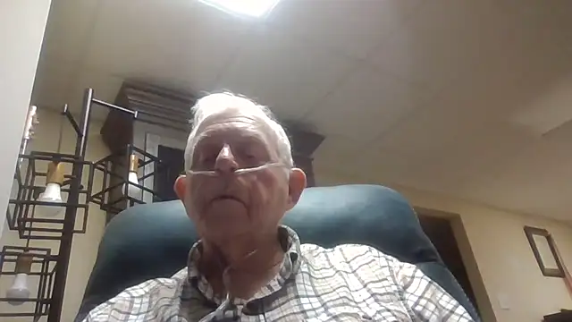 Snapshot of bootlegmanz chatting on 10-31-25, 05:25 bootlegmanz online show from 10-31-25, 05:25