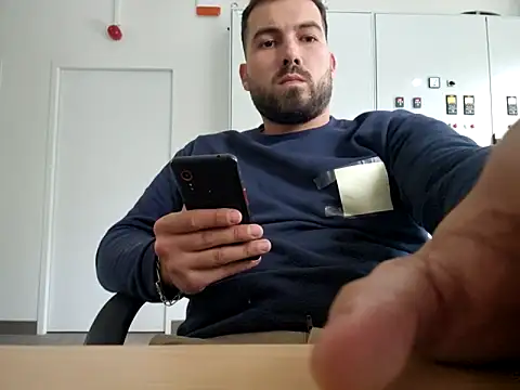 Snapshot of Leonormaldick chatting on 10-30-25, 02:07 Leonormaldick online show from 10-30-25, 02:07