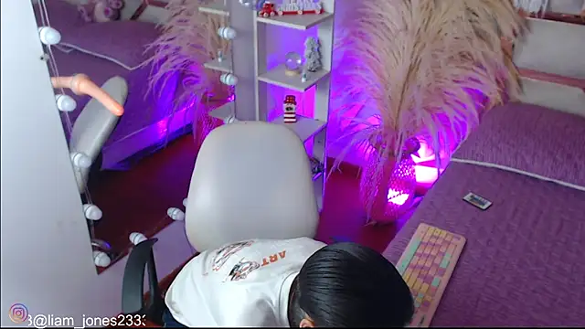 Jonesliam23 online show from 12-13-25, 07:53