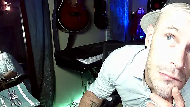 Snapshot of FrankieKentucky chatting on 11-21-25, 12:26 FrankieKentucky online show from 11-21-25, 12:26