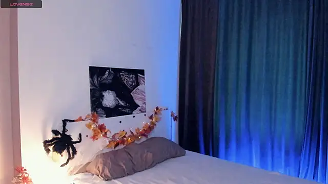 Snapshot of RenetTolken chatting on 10-31-25, 09:43 RenetTolken online show from 10-31-25, 09:43