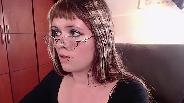 NEXT DOOR GIRL  online show from 11-08-25, 09:35