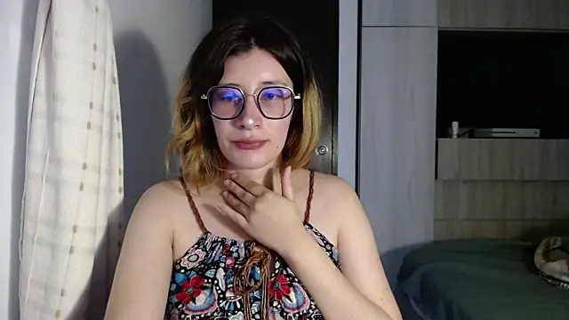 Snapshot of mariana124- chatting on 12-13-24, 02:38 mariana124- online show from 12-13-24, 02:38