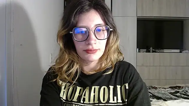 Snapshot of mariana124- chatting on 12-17-24, 05:58 mariana124- online show from 12-17-24, 05:58