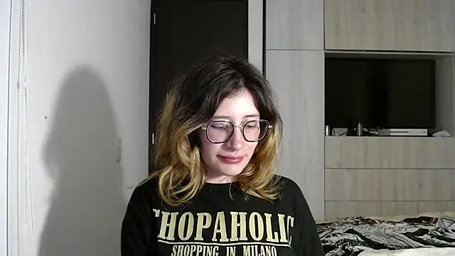 Snapshot of mariana124- chatting on 12-17-24, 09:05 mariana124- online show from 12-17-24, 09:05