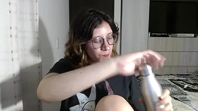 Snapshot of mariana124- chatting on 12-18-24, 06:03 mariana124- online show from 12-18-24, 06:03