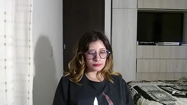 Snapshot of mariana124- chatting on 12-18-24, 09:08 mariana124- online show from 12-18-24, 09:08