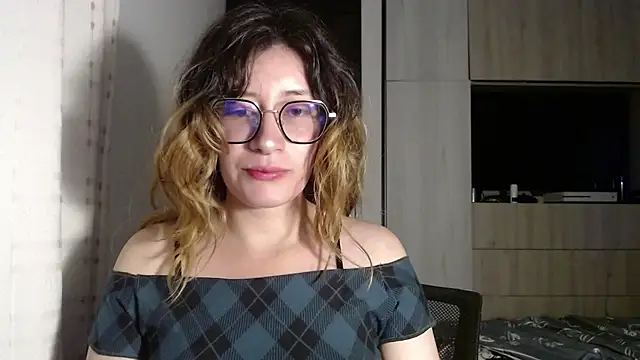 Snapshot of mariana124- chatting on 12-20-24, 05:40 mariana124- online show from 12-20-24, 05:40