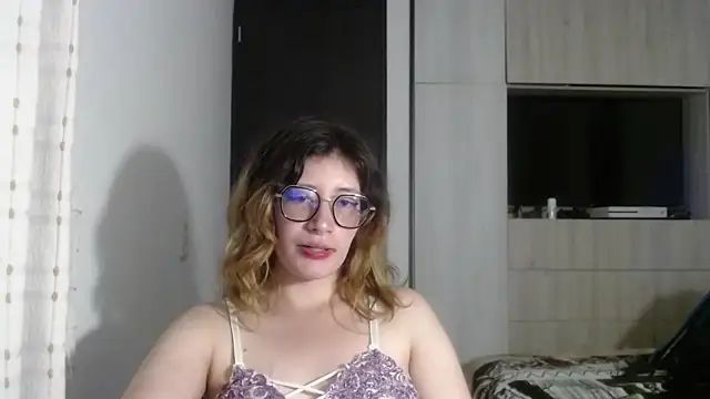 Snapshot of mariana124- chatting on 12-21-24, 06:55 mariana124- online show from 12-21-24, 06:55