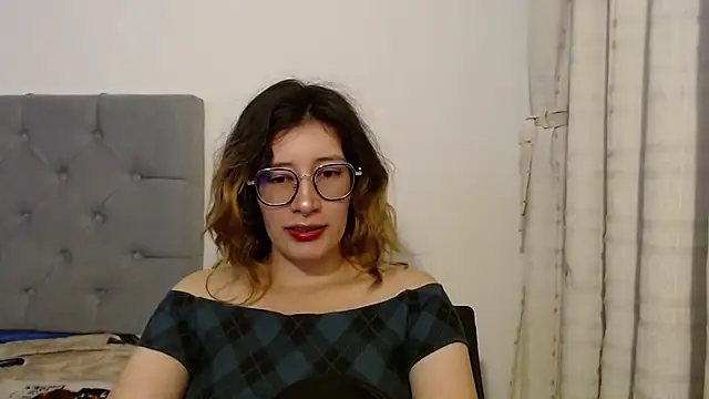 Snapshot of mariana124- chatting on 12-23-24, 05:11 mariana124- online show from 12-23-24, 05:11