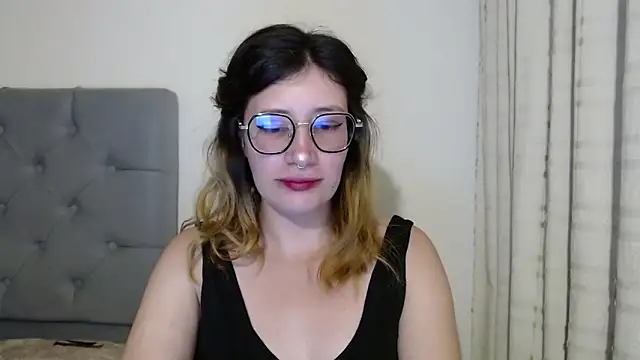 Snapshot of mariana124- chatting on 12-27-24, 03:26 mariana124- online show from 12-27-24, 03:26