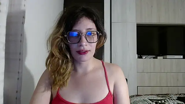 Snapshot of mariana124- chatting on 12-30-24, 10:45 mariana124- online show from 12-30-24, 10:45