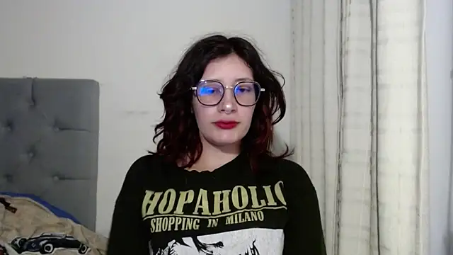 Snapshot of mariana124- chatting on 01-07-25, 06:24 mariana124- online show from 01-07-25, 06:24