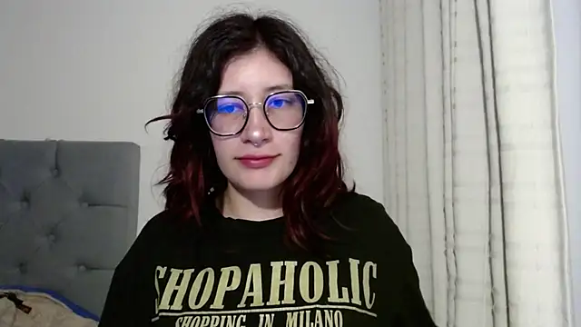 Snapshot of mariana124- chatting on 01-07-25, 09:25 mariana124- online show from 01-07-25, 09:25